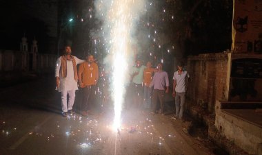 जौनपुर में भारत की जीत पर जश्न, युवाओं ने पटाखे जलाकर मनाई खुशी