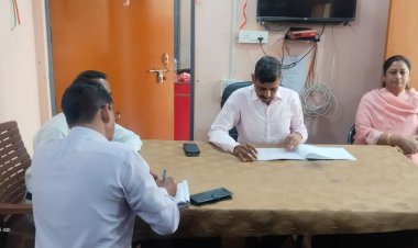 मंडलायुक्त ने कछवा नगर पंचायत का किया निरीक्षण, अधूरी जानकारी पर जताई नाराजगी