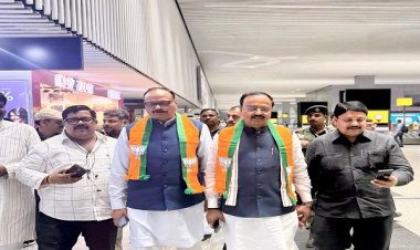 तकनीकी खराबी के कारण एक घंटे विमान में फंसे रहे यूपी के दाेनाें उपमुख्यमंत्री