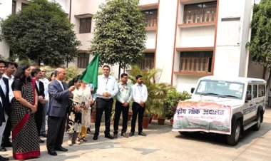 जनपद न्यायाधीश ने राष्ट्रीय लोक अदालत के प्रचार वाहन को हरी झंडी दिखाकर किया रवाना