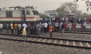 क्रासिंग पार करते समय ट्रेन की चपेट में आई बाइक, दाेनाें युवक सुरक्षित