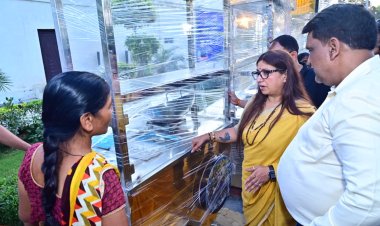 मॉडर्न ठेला व 10 हजार का चेक पाकर प्रसन्न हुए प्रयागराज के 13 परिवार