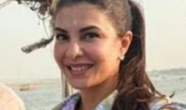 अभिनेत्री जैकलिन ने अपनी मां की अस्थियाें काे गंगा में किया विसर्जित