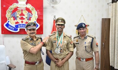 राष्ट्रीय स्तर के खिलाड़ी आरक्षी श्रेय को आउट आफ टर्न प्रमोशन, सीपी ने खुद कंधे पर लगाया थ्री स्टार