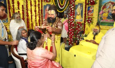 राष्ट्रपति मुर्मु ने प्रेमानंद महाराज से की भेंट, लिया आशीर्वाद