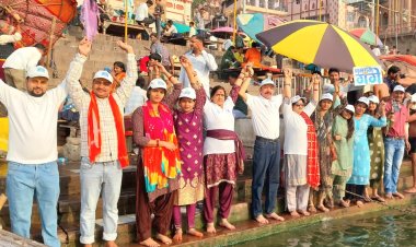 वाराणसी: विश्व जल दिवस पर मानव शृंखला बनाकर गंगा के निर्मलीकरण का दिया संदेश