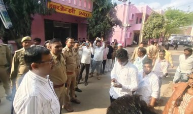 आगरा-लखनऊ एक्सप्रेसवे पर बड़ा हादसा : बांगरमऊ में स्लीपर बस डिवाइडर से टकरा कर पलटी, 35 यात्री घायल—एक महिला की मौत