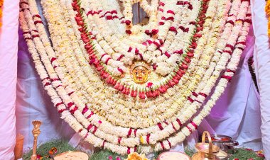 महा अष्टमी पर महागौरी रूप में सजी मां शीतला, भोर से उमड़ा आस्था का सैलाब