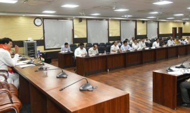 अधिकारी वाराणसी में झूलते तारों को दुरुस्त करायें, पर्यटकों को साफ सुथरा शहर दिखायें : एके शर्मा