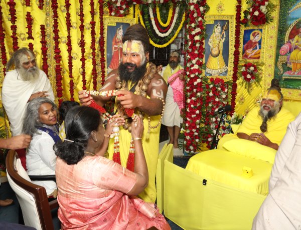 राष्ट्रपति मुर्मु ने प्रेमानंद महाराज से की भेंट, लिया आशीर्वाद