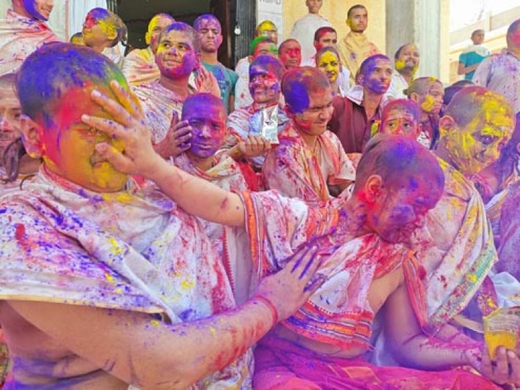 परीक्षा खत्म होते ही घर जाने के पहले वेद छात्रों ने जमकर उड़ाये गुलाल