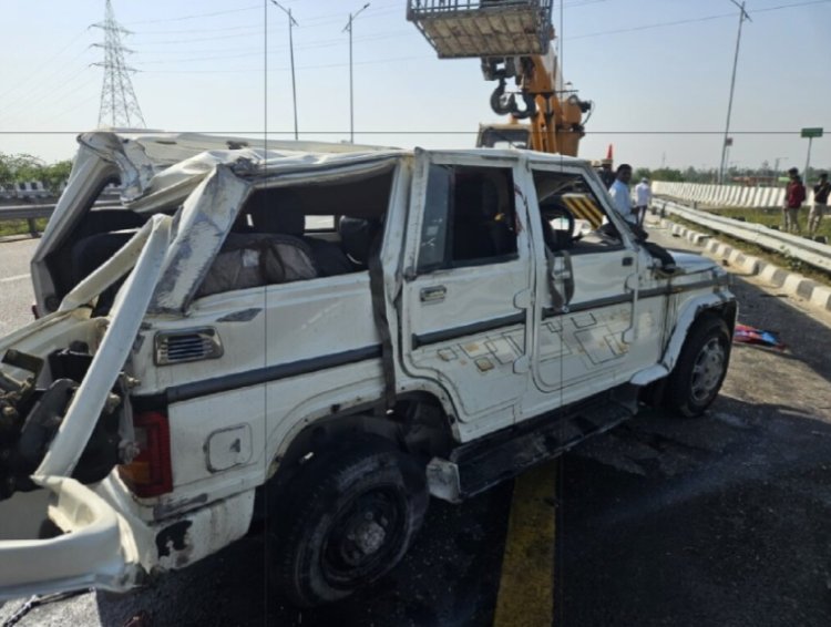 पूर्वांचल एक्सप्रेसवे पर बोलेरो का टायर फटने से हुआ भीषण हादसा, तीन की मौत