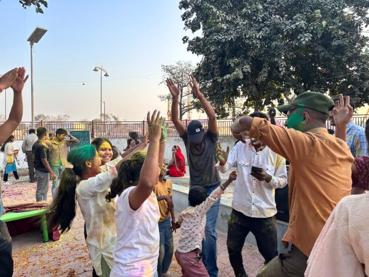 मलिन बस्ती के बच्चों संग फूलों और प्राकृतिक रंगों से मनी होली