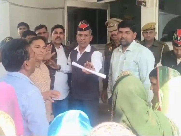 साथी पर जानलेवा हमले से पूर्व सैनिक नाराज, एसपी कार्यालय पर किया प्रदर्शन