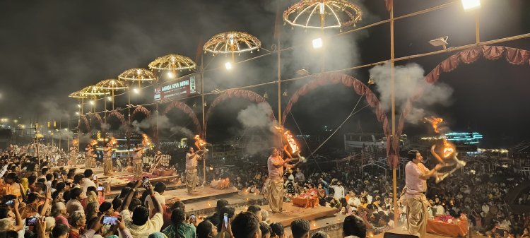 खंडग्रास चंद्रग्रहण के चलते दशाश्वमेध घाट पर एक घंटे देर से हुई विश्व प्रसिद्ध गंगा आरती