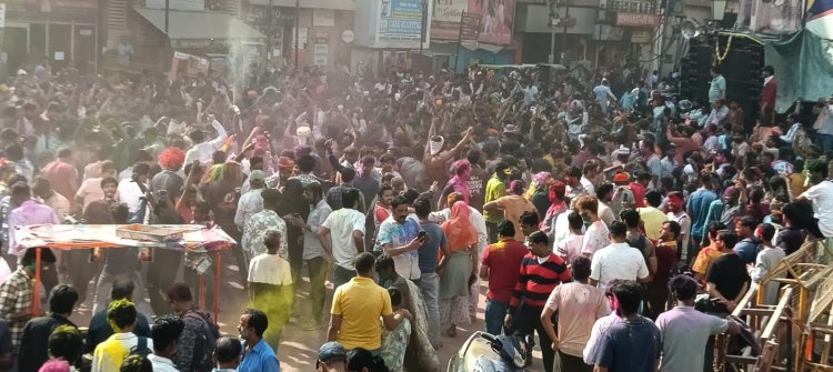 रंगों के पर्व होली पर काशी में चहुंओर उल्लास और मस्ती के बीच उड़ रहे रंग और गुलाल