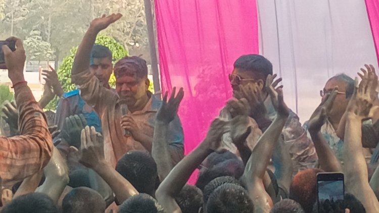 पुलिस लाइन में रंगोत्सव की धूम, डीएम-एसपी ने गाया ‘होली खेले रघुबीरा’, जवानों संग जमकर खेली होली