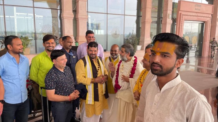 दशरथ महल महंत स्वामी देवेन्द्र प्रसादाचार्य अबू धाबी से अयोध्या पहुंचे