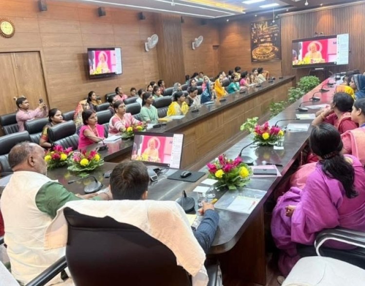 मुख्यमंत्री के महत्वपूर्ण कथनों को डायरी में नोट करती रहीं महिलाएं