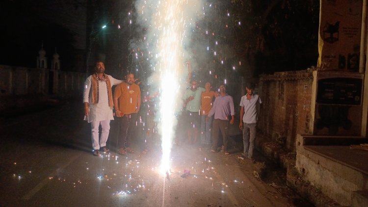 जौनपुर में भारत की जीत पर जश्न, युवाओं ने पटाखे जलाकर मनाई खुशी