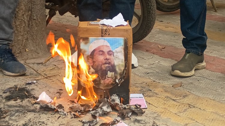 मौलाना सलीम के खिलाफ फूटा आक्रोश हिंदू युवा वाहिनी ने प्रदर्शन कर फूंका पुतला