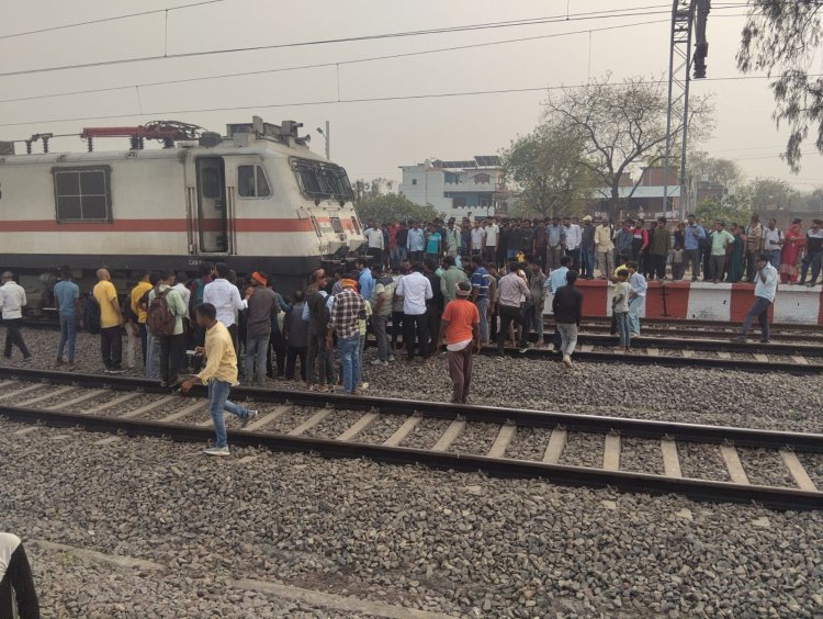 क्रासिंग पार करते समय ट्रेन की चपेट में आई बाइक, दाेनाें युवक सुरक्षित