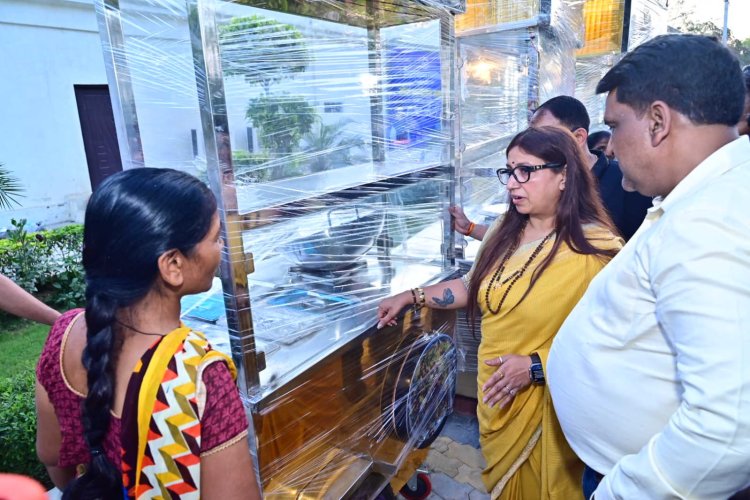 मॉडर्न ठेला व 10 हजार का चेक पाकर प्रसन्न हुए प्रयागराज के 13 परिवार