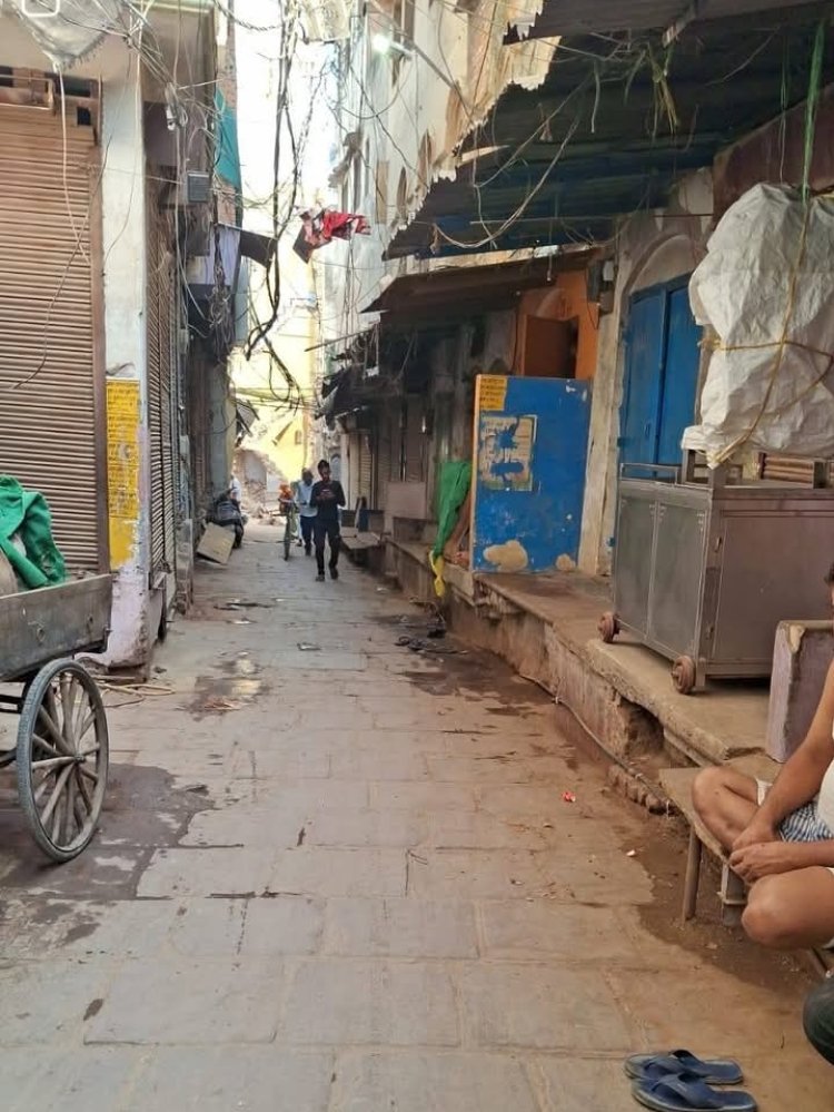 वाराणसी में आदिविशेश्वर की गलियों में चला एक दिन एक मोहल्ला सफाई अभियान
