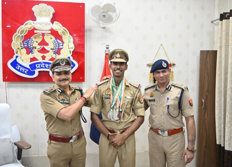 राष्ट्रीय स्तर के खिलाड़ी आरक्षी श्रेय को आउट आफ टर्न प्रमोशन, सीपी ने खुद कंधे पर लगाया थ्री स्टार