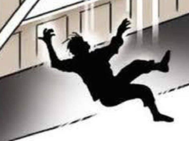 ज्योतिषाचार्य ने तेरहवीं मंजिल से कूदकर की आत्महत्या, फ्लैट में मिला मां का शव