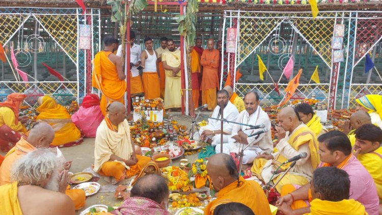 श्रीलक्ष्मी नारायण महायज्ञ में विश्व कल्याण के लिए दी आहुति, अयोध्या में श्रीजियर स्वामी बोले- अश्लील दृश्यों से उपजते हैं मानसिक विकार