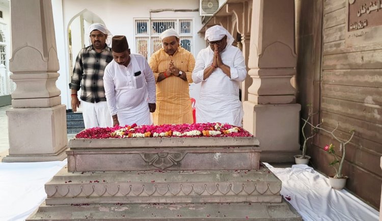 110वीं जयंती पर शहनाई सम्राट उस्ताद बिस्मिल्लाह खां के मजार पर प्रशंसक पहुंचे,चढ़ाए अकीदत के फूल