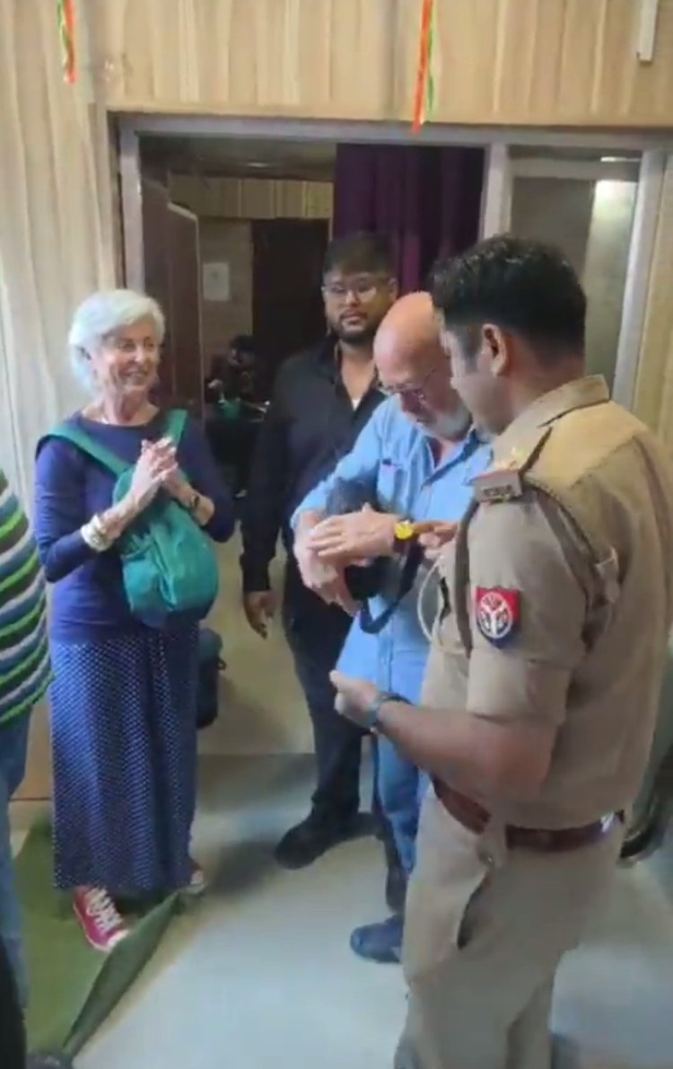 वाराणसी पुलिस ने इटली पर्यटक का खोया कैमरा लाैटाया, विदेशी नागरिक ने जताया आभार