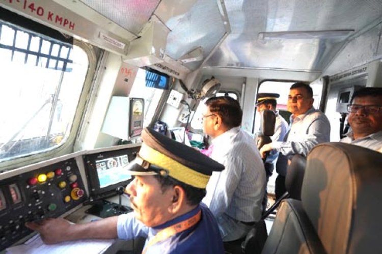 प्रयागराज-कानपुर सेक्शन में ‘कवच’ हुआ लागू, महाप्रबंधक ने किया निरीक्षण