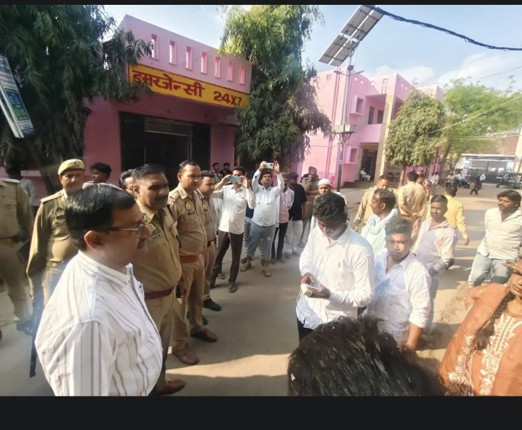 आगरा-लखनऊ एक्सप्रेसवे पर बड़ा हादसा : बांगरमऊ में स्लीपर बस डिवाइडर से टकरा कर पलटी, 35 यात्री घायल—एक महिला की मौत