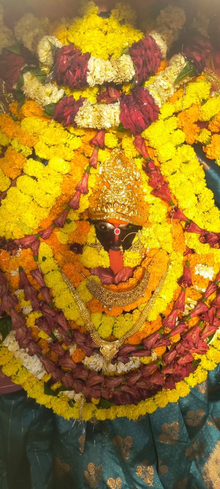 चौकियां धाम में मां शीतला का भव्य श्रृंगार, गुलाब-नीबू की माला से सजकर भक्तों को दिए दर्शन