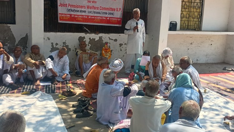 निःशुल्क चिकित्सा से वंचित सेवानिवृत्त शिक्षकों ने किया प्रदर्शन