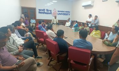 बीएचयू के लामबंद शिक्षक विभिन्न मांगों को लेकर केन्द्रीय कार्यालय पहुंचे, अफसरों से मिले