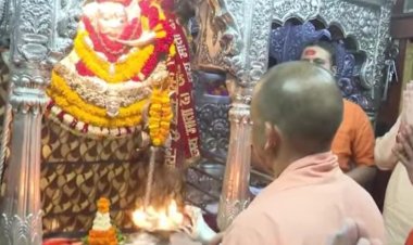 मुख्यमंत्री योगी आदित्यनाथ ने कालभैरव व बाबा विश्वनाथ की चौखट पर टेका मत्था