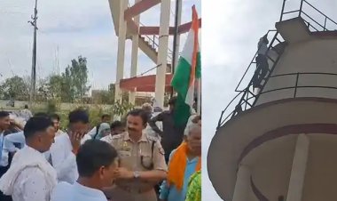 समस्याओं का निदान न होने पर भड़के किसान, पानी की टंकी पर चढ़े