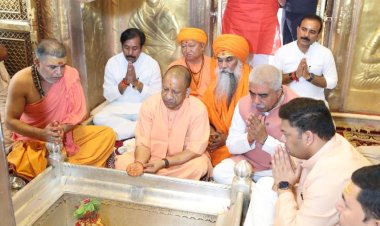 मुख्यमंत्री योगी आदित्यनाथ ने कालभैरव व बाबा विश्वनाथ की चौखट पर टेका मत्था
