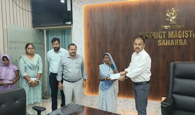 प्रयागराज दुर्घटना में मृत परिजन को मुख्यमंत्री राहत कोष से चेक प्रदान किया गया