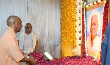 मुख्यमंत्री योगी ने विजय पाठक के आवास पर पहुंच कर पिता के निधन पर जताया शोक, बोले— दुख की घड़ी में सरकार परिवार के साथ खड़ी