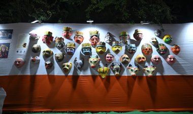 श्री संकट मोचन संगीत समारोह के अंतर्राष्ट्रीय चित्रकला प्रदर्शनी में पारम्परिक रामलीला के मुखौटे आकर्षण