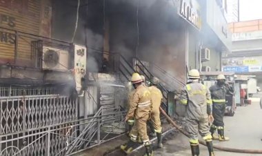 लखनऊ में आग से जलकर दुकान और गोदाम स्वाहा