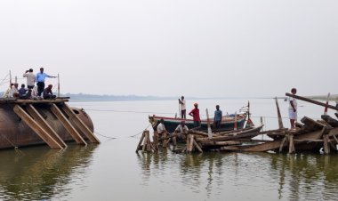 मीरजापुर में आंधी -तूफान में बहा पांटून पुल, थम गई आवाजाही