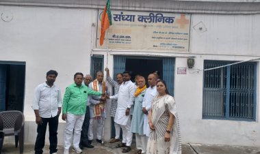 भाजपा स्थापना दिवस पर वरिष्ठ कार्यकर्ताओं का सम्मान, पूर्व राज्य मंत्री ने फहराया झंडा