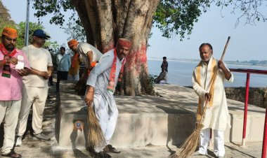 भाजपा का घर-घर संपर्क अभियान, गंगा घाट पर सफाई कर दिया स्वच्छता का संदेश