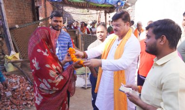 पलिया शाहबादी की निषाद बस्ती में महापौर ने किया जनसंवाद