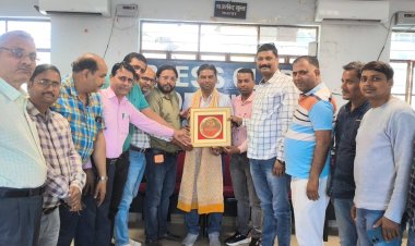 राज्यपाल से सम्मानित रंगकर्मी प्रेम नाथ का गोरखपुर आगमन पर भव्य स्वागत